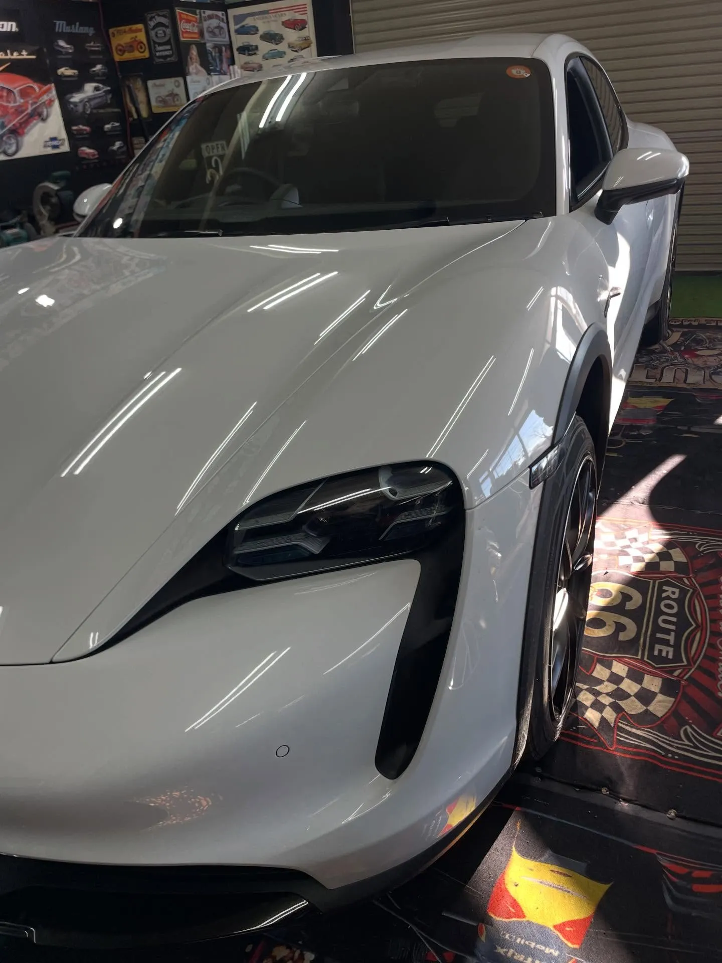 ポルシェタイカン　タイヤ組込み履き替え保管。